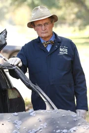 Der erfahrene Gerichtsmediziner Dr. Donald "Ducky" Mallard (David McCallum) erkennt, wie sehr seine Vergangenheit seine Entscheidungen als Erwachsener bestimmt hat ... Der erfahrene Gerichtsmediziner Dr. Donald "Ducky" Mallard (David McCallum) erkennt, wie sehr seine Vergangenheit seine Entscheidungen als Erwachsener bestimmt hat ...