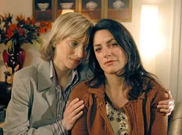 hr-fernsehen GL&Uuml;CK AUF HALBER TREPPE, Spielfilm, Deutschland 2005, Regie: Thomas Jacob, am Samstag (19.01.13) um 12:50 Uhr. Hausfrau Cleo (Christine Neubauer, re.) muss ihr Haus r&auml;umen und steht pl&ouml;tzlich vor dem Nichts. Freundin Ester (Silke Matthias) steht ihr in den schweren Stunden bei.
