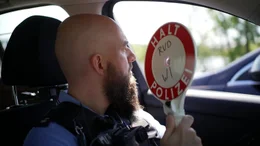 Polizisten in Frankfurt und Wiesbaden jagen Autoposer und Raser, um Verkehrssicherheit zu erh&ouml;hen.