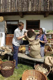 Endlich hilft Hans (Heiko Ruprecht, l.) seiner Mutter (Monika Baumgartner, r.) bei der Arbeit auf dem Hof.