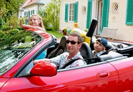hr-fernsehen EIN HAUPTGEWINN F&Uuml;R PAPA, Spielfilm, Deutschland 2006, Regie: Bodo F&uuml;rneisen, am Sonntag (05.06.11) um 15:15 Uhr. Der allein erziehende Vater Dr. Peter Grainernapp (Heio von Stetten) macht mit seinen beiden Kindern Jennifer (Gina Sehlmeyer) und Philipp (Alexander Seidel) einen Badeausflug im neuen Luxusauto.