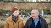 Reuter (Udo Kroschwald, r.) ist angeschlagen. Das Opfer ist Richard Timpe. Er war der Bucht-Ranger in Wismar und hat f&uuml;r Ordnung an der Ostseek&uuml;ste und im Naturschutzgebiet gesorgt.