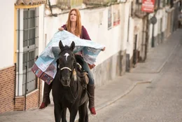 Mika (Hanna Binke) macht sich mit ihrem Hengst Ostwind auf den Weg nach Andalusien.