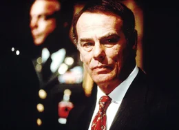 Staatssekret&auml;r Walter Dean (Dean Stockwell) er&ouml;rtert gemeinsam mit dem Krisen-Stab m&ouml;gliche Vorgehensweisen, um die "Air Force One" aus der Gewalt der Terroristen zu befreien.  +++ Die Verwendung des sendungsbezogenen Materials ist nur mit dem Hinweis und Verlinkung auf RTL+ gestattet. +++