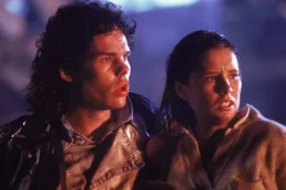 Das schreckliche Monster Blob ist gegen herk&ouml;mmliche Waffen unempfindlich - Brian (Keivn Dillon, l.) und Meg (Shawnee Smith, r.) haben jedoch eine Idee, wie sie dem Allesfresser ein Ende bereiten k&ouml;nnen ...