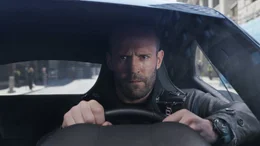 Die Lage ist so brisant, dass sogar Deckard Shaw (Jason Statham) auf der Seite der Guten mitmischt.