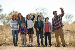 Haben sie eine Chance, eine gro&szlig;e Familie zu werden? Lauren (Drew Barrymore, l.) und Jim (Adam Sandler, l.) mit ihren Kindern Hilary (Bella Thorne, 2.v.l.), Tyler (Kyle Red Silverstein, 3.v.r.), Brendan (Braxton Beckham, M.), Lou (Alyvia Alyn Lind, 3.v.l.) und Espn (Emma Fuhrmann, 2.v.l.) ...; Haben sie eine Chance, eine gro&szlig;e Familie zu werden? Lauren (Drew Barrymore, l.) und Jim (Adam Sandler, l.) mit ihren Kindern Hilary (Bella Thorne, 2.v.l.), Tyler (Kyle Red Silverstein, 3.v.r.), Brendan (Braxton Beckham, M.), Lou (Alyvia Alyn Lind, 3.v.l.) und Espn (Emma Fuhrmann, 2.v.l.) ...