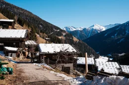 S&uuml;dtirol im Winter: Die urigen Pilsh&ouml;fe im Ultental.