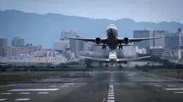 Flugzeug startet  +++ Die Verwendung des sendungsbezogenen Materials ist nur mit dem Hinweis und Verlinkung auf RTL+ gestattet. +++