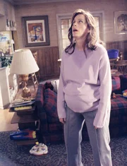 Lois (Jane Kaczmarek) ist total verzweifelt, denn sie f&uuml;hlt sich in ihrem K&ouml;rper nicht mehr wohl. Sie wird immer dicker und dicker - aber warum?