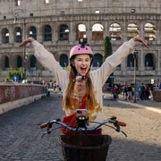 Lucy (Kensington Tallman) in Rom Lucy (Kensington Tallman) in Rom