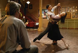 Gespannt sieht John (Richard Gere, l.) Paulina (Jennifer Lopez, r.) beim Tanzen zu ...