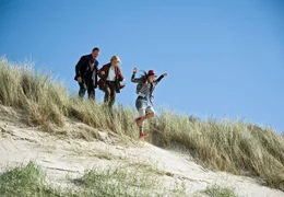 Mit Volldampf voraus: Lucy (Olga von Luckwald), ihre Patentante Saskia (Julia J&auml;ger, Mitte) und ihr Vater Alex (Heio von Stetten) machen einen Ausflug ans Meer.