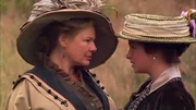 Lillian Hepworth (Dianne Wiest), Izzy Pettibone (Heather Brown) (v.l.) Lillian Hepworth (Dianne Wiest), Izzy Pettibone (Heather Brown) (v.l.)