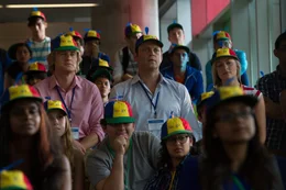 Die digitale Welt macht einige Jobs unn&uuml;tz. So auch die von Billy (Vince Vaughn, M. 2.v.l.) und Nick (Owen Wilson, M. l.), Verk&auml;ufer im Elektronikbereich. Jetzt wollen sie bei dem Internetriesen Google anfangen. Aber neben ihnen bewerben sich tausende Elitestudenten auf einen der bestbezahltesten Jobs in Amerika ...