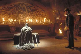 Endlich am Ziel seiner Suche angekommen, trifft Indiana Jones (Harrison Ford, r.) auf den Jahrhunderte alten H&uuml;ter des Grals (Robert Eddison, l.) ...