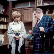 Wenn ein älterer Herr wie Direktor Hafner heiratet, dann sind Familie und Verwandtschaft nicht sehr begeistert. Hafner will die Hochzeit geheim halten, doch die Bemühungen scheitern und bald taucht die Familie des Direktors auf, um die Heirat zu verhindern. Wenn ein älterer Herr wie Direktor Hafner heiratet, dann sind Familie und Verwandtschaft nicht sehr begeistert. Hafner will die Hochzeit geheim halten, doch die Bemühungen scheitern und bald taucht die Familie des Direktors auf, um die Heirat zu verhindern.