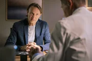 Klinikleiter Dr. Martin Stein (Bernhard Bettermann, li.) versucht, Dr. Rolf Kaminski (Udo Schenk, re.) zu beruhigen, der glaubt f&uuml;r den Systemausfall in der Sachsenklinik verantwortlich sein zu k&ouml;nnen.