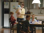 Um sicher zu sein, dass Claire (Marla Sokoloff, M.) gut mit ihren Kinder umgeht, installiert Lynette eine Überwachungskamera im Haus ... Um sicher zu sein, dass Claire (Marla Sokoloff, M.) gut mit ihren Kinder umgeht, installiert Lynette eine Überwachungskamera im Haus ...