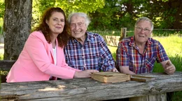 Ludwig Sebus (Mitte) war als Teenager w&auml;hrend der NS-Diktatur in der katholischen Jugendbewegung aktiv. Das Haus B&uuml;chel war damals an Wochenenden Ludwig Sebus Zufluchtsort vor den Nazis. Die Chronik zeigt sehr eindrucksvoll dieses Kapitel seiner Jugend und ein St&uuml;ck gelebte Freiheit im Verborgenen mit der permanent drohenden Gefahr entdeckt zu werden. - Ludwig Sebus mit seiner Tochter Ulla Sebus-Derow (l) und Dieter Schmidt (r) im Naaftal mit der Chronik des Haus B&uuml;chel.