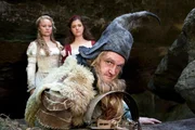 Der Zwerg (Detlev Buck, rechts) hat sich mit seinem stolzen Bart in einer B&auml;renfalle verfangen. Er bittet Schneewei&szlig;chen (Sonja Gerhardt, links) und Rosenrot (Liv Lisa Fries, mitte) um Hilfe.