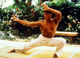Jean-Claude Van Damme als Frank Dux.