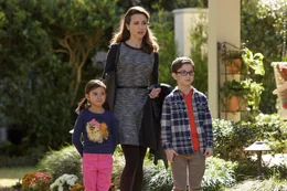 Das Leben von Megan (Scarlett Estevez, l.) und Dylan (Owen Vaccaro, r.) wird geh&ouml;rig auf den Kopf gestellt, als Saras (Linda Cardellini, M.) neuer Mann und der biologische Vater der Kinder pl&ouml;tzlich um deren Gunst buhlen ...