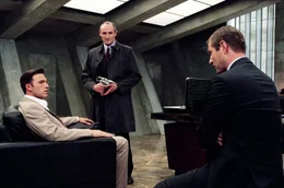 Nach Beendigung eines geheimen Forschungsprojektes ist es f&uuml;r den SciFi-High-Tech-Ingenieur Michael Jennings (Ben Affleck, l.) durchaus normal, sich einer Gehirnw&auml;sche zu unterziehen, um jegliche Erinnerungen daran auszumerzen. Doch dann bekommt er &Auml;rger mit dem eiskalten Konzernchef Rethrick (Aaron Eckart, r.) und seiner rechten Hand John Wolfe (Colm Feore, M.) ...