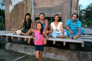 Die Familie von Jessica geh&ouml;rt zum Stamm der Jitamagaro, einem Volk der Uitoto-Indianer.Zur ARTE-Sendung  Schau in meine Welt!  Jessica - Das Indianerm&auml;dchen vom Amazonas  1: Die Familie von Jessica geh&ouml;rt zum Stamm der Jitamagaro, einem Volk der Uitoto-Indianer.  &copy; Preuss Filmproduktion Berlin  Foto: rbb