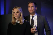 Ein neuer Fall wartet auf Ellie (Emily Wickersham, l.) und DiNozzo (Michael Weatherly, r.) ... Ein neuer Fall wartet auf Ellie (Emily Wickersham, l.) und DiNozzo (Michael Weatherly, r.) ...