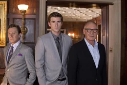 Der junge Technologie-Spezialist Adam Cassidy (Liam Hemsworth, Mitte) wird zum Spielball im Kampf der rivalisierenden Unternehmer Jock Goddard (Harrison Ford, l.) und Nicholas Wyatt (Gary Oldman, r.).