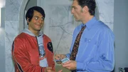 Der indische Essenslieferanten Ranjid (Kaya Yanar, l.) fordert mehr Geld f&uuml;r seine Hilfe, als vorher mit Schmidt (Walter Sittler) vereinbart.