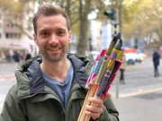 Feuerwerk geh&ouml;rt f&uuml;r viele zu Silvester wie Sekt und Raclette. Nach zwei Pandemie-Jahren mit Verkaufsverbot f&uuml;r Raketen, B&ouml;ller und Co. darf das neue Jahr jetzt wieder mit einem Knall begr&uuml;&szlig;t werden. Was Feuerwerksfans und vor allem die finanziell gebeutelten Hersteller freut, kritisieren andere wegen Verletzungsgefahr, Feinstaubbelastung und M&uuml;ll. Geht Feuerwerk auch umweltfreundlicher, werden Raketen und Co. jetzt teurer und k&ouml;nnen Drohnenflugshows eine Alternative sein? Daniel A&szlig;mann beleuchtet in "Ausgerechnet -Feuerwerk" beide Seiten. Er besucht u.a. Deutschlands gr&ouml;&szlig;ten Hersteller f&uuml;r Pyrotechnik und erf&auml;hrt, was zwei Jahre Stillstand f&uuml;r die Branche bedeutet haben.