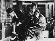 Die Olsenbande ist wieder an einem Millionending dran. Mit so schlichten Hilfsmitteln wie einer Fu&szlig;matte, einem abgebrannten Streichholz und einem Steckschl&uuml;ssel versuchen Egon, Benny und Kjeld (Ove Sprogoe, Morten Grunwald und Poul Bundgaard, v.l.) ausgekl&uuml;gelte Sicherheitstechnik zu &uuml;berwinden.