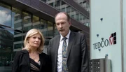 Isa von Brede (Sabine Postel, l.) und Markus Gellert (Herbert Knaup, r.) haben den Fall gegen die Firma TEDCOM verloren.