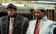 L - R: Begleiter Semmi (Arsenio Hall) , Prinzen Akeem (Eddie Murphy,)