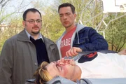 Bonhoff (Wolfgang Krewe, r.) bittet Schulte (Michael Trischan) die Leiche seines Sohnes zu identifizieren.