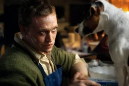 Doug Munrow (Caleb Landry Jones) und einer seiner treuen Begleiter, die ihn in allen Lebenslagen unterst&uuml;tzen, hier beim Kuchenbacken.