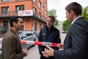 Polizeihauptmeister Mohr (Max M&uuml;ller, M.) teilt erste Erkenntnisse zum Mord am Besitzer der Neum&uuml;ller Studios mit den Kommissaren Kaya (Baran H&ecirc;v&icirc;, l.) und Hansen (Igor Jeftić, r.).