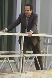 Monk (Tony Shalhoub), der wieder in den Polizeidienst aufgenommen wurde, wird zun&auml;chst zu einem Schreibtischjob verdonnert. Doch der kauzige Ermittler kann es nicht lassen und geht auf eigene Faust auf Verbrecherjagd...