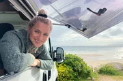 Maike Tschorn blickt begeistert aus ihrem Camper – Schottlands abwechslungsreiche Landschaft ist atemberaubend. Maike Tschorn blickt begeistert aus ihrem Camper – Schottlands abwechslungsreiche Landschaft ist atemberaubend.