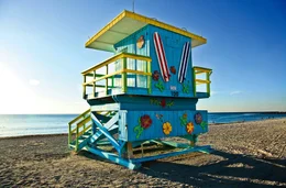 Blauer Rettungsschwimmer-Stand an der 1st Street in Miami.