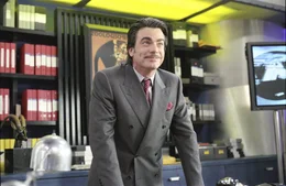 Chuck Cedar (Peter Gallagher) glaubt mit dem naiven Pizzab&auml;cker aus der Provinz ein leichtes Spiel zu haben, doch da hat er sich gewaltig get&auml;uscht ...