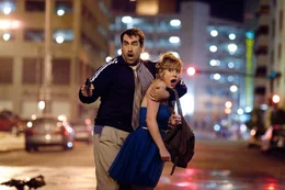 Mr. Walters (Rob Riggle) schnappt sich Molly (Brie Larson), um seinen Verfolgern zu entkommen...