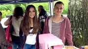 Luana und Mauro an ihrem Flohmarktstand