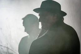 Jules Maigret (G&eacute;rard Depardieu, vorne)