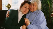Mutz (Brigitte Renner, re.) tr&ouml;stet ihre Tochter Gaby (Silvia Rachor): Ihr Mann Dieter ist nach einem schweren Sturz vom Hals abw&auml;rts vollst&auml;ndig gel&auml;hmt. Er will so nicht weiterleben...