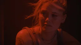 Virginia Gardner als Shiloh Hunter