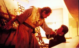 Der Vulkanier Sybok (Laurence Luckinbill, l.) &uuml;berw&auml;ltigt Captain Kirk (Willian Shatner, r.) und bringt die Enterprise in seine Gewalt ...