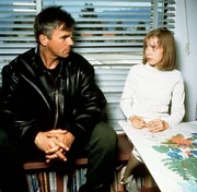 Jack (Richard Dean Anderson) m&ouml;chte Merrin (Brittney Irvin) nicht mehr zur&uuml;ck auf ihren Planeten lassen. Er zeigt ihr den Spa&szlig;, den irdische Kinder haben sollten und bringt sich in gro&szlig;e Schwierigkeiten...